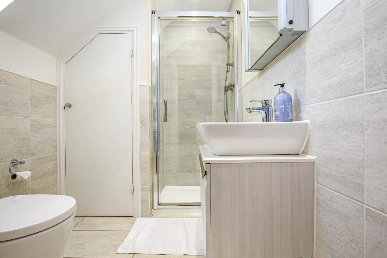 Yoko Property: Luxury 4-Bedroom House with Free Parking and Fast WiFi Milton Keynes Exterior photo