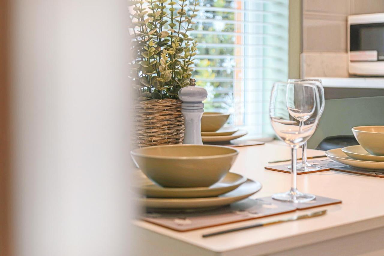 Yoko Property: Luxury 4-Bedroom House with Free Parking and Fast WiFi Milton Keynes Exterior photo