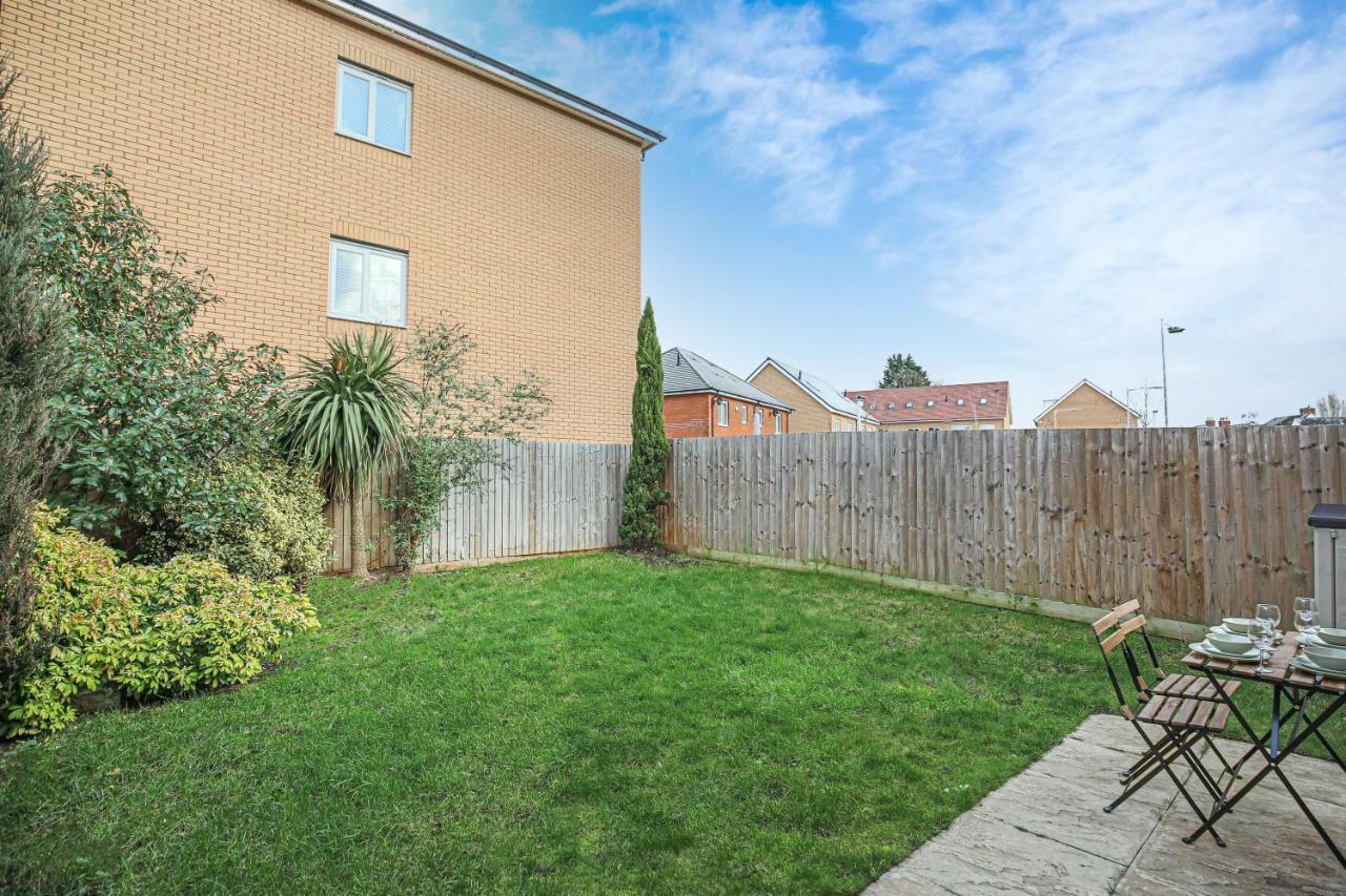Yoko Property: Luxury 4-Bedroom House with Free Parking and Fast WiFi Milton Keynes Exterior photo