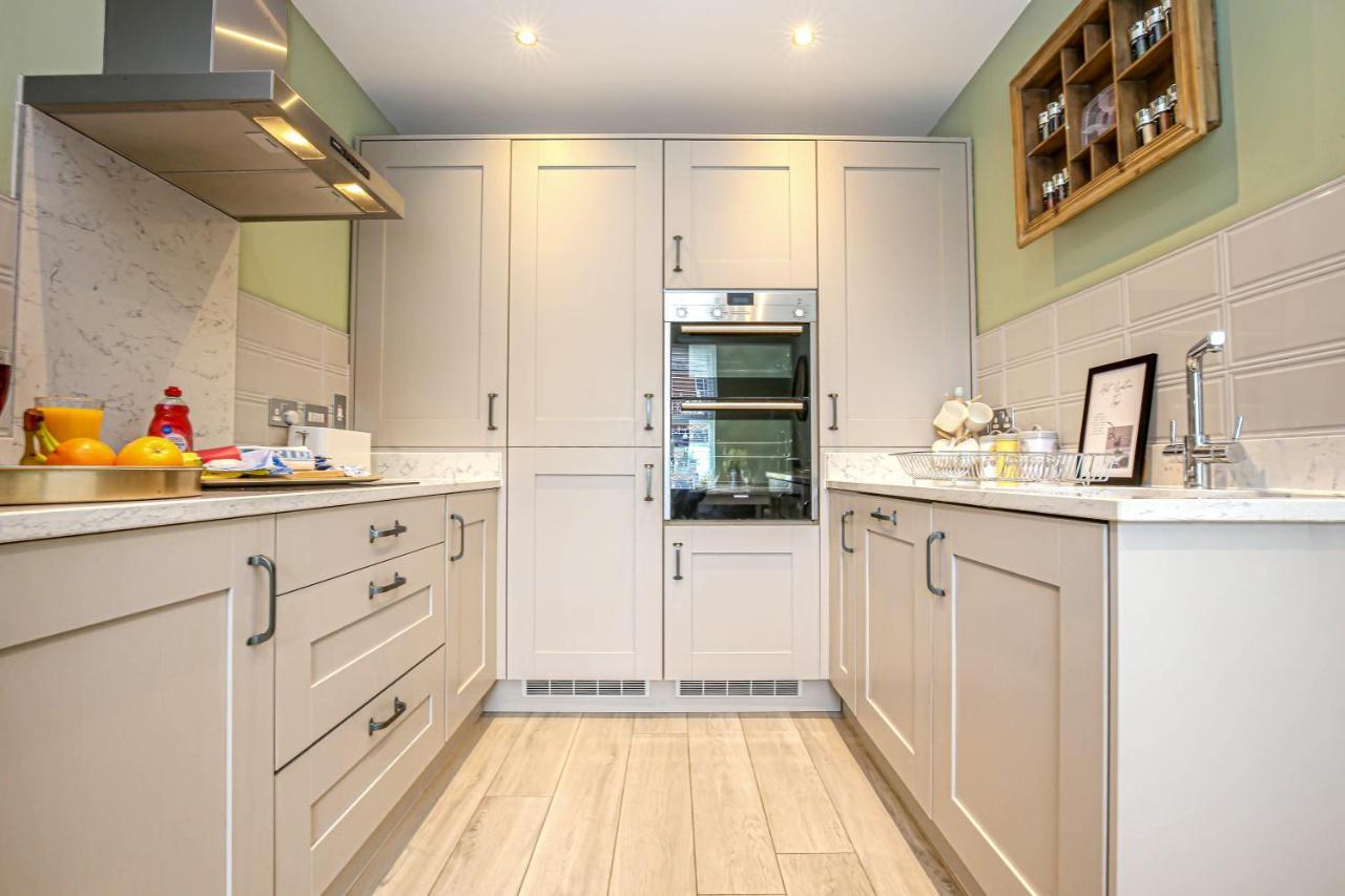 Yoko Property: Luxury 4-Bedroom House with Free Parking and Fast WiFi Milton Keynes Exterior photo