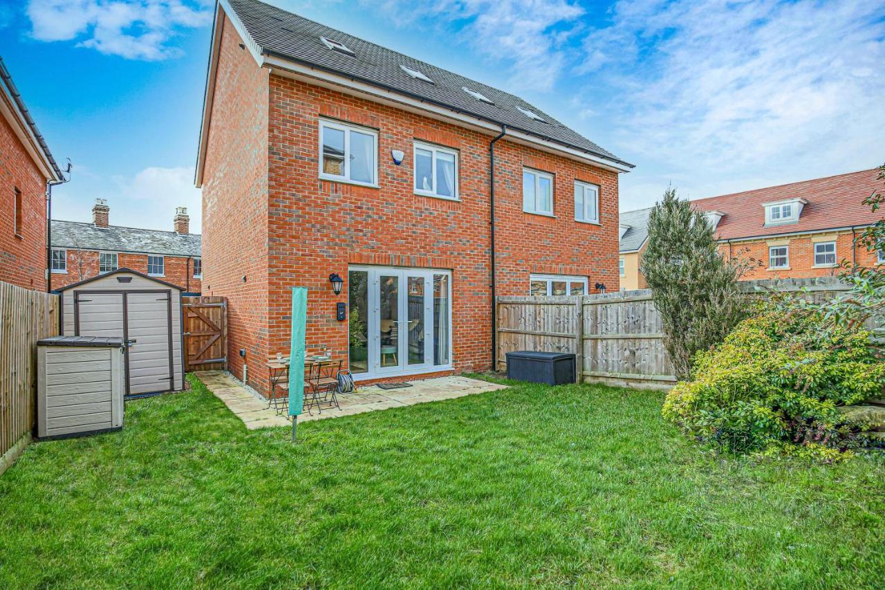 Yoko Property: Luxury 4-Bedroom House with Free Parking and Fast WiFi Milton Keynes Exterior photo